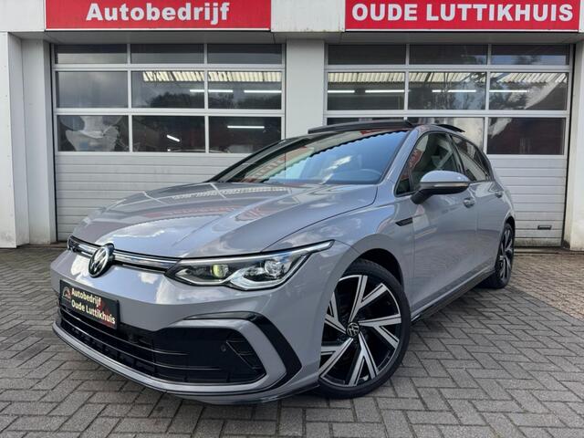 Volkswagen Golf voor de werkplaats van Autobedrijf Oude Luttikhuis in Vasse